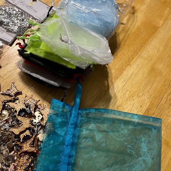 Charms and Gift Bags Lot - Over 800 Pieces - Picture 7 of 15